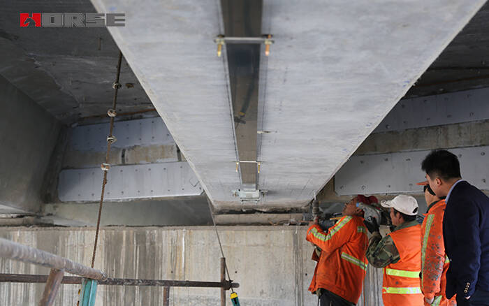Prestressed carbon fiber laminate reinforced concrete bridge with damage Prestressed carbon fiber laminate reinforced concrete bridge with damage