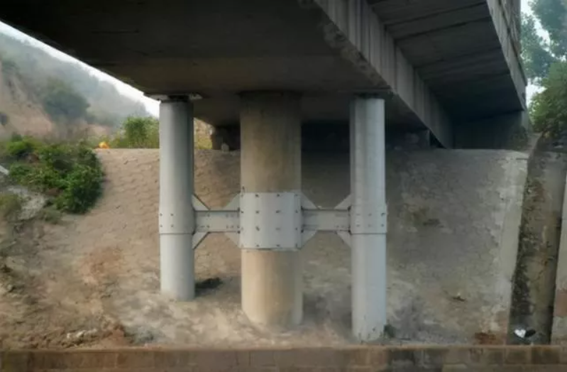 Add concrete columns on both sides of the pier Add concrete columns on both sides of the pier