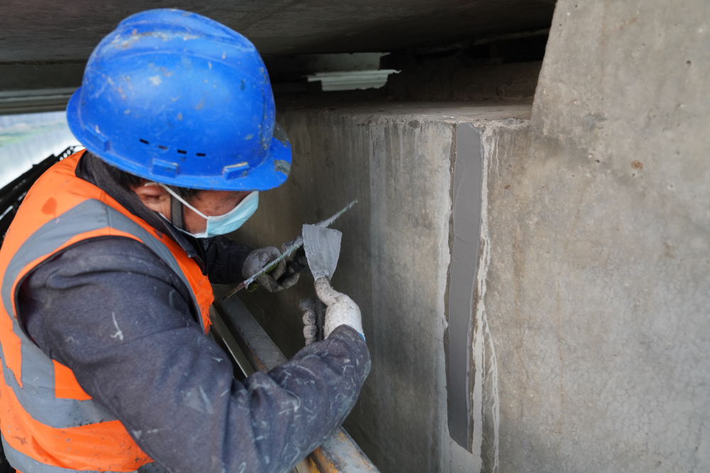 Sealing Glue for Concrete Cracks at the Bottom of the Bridge Sealing Glue for Concrete Cracks at the Bottom of the Bridge
